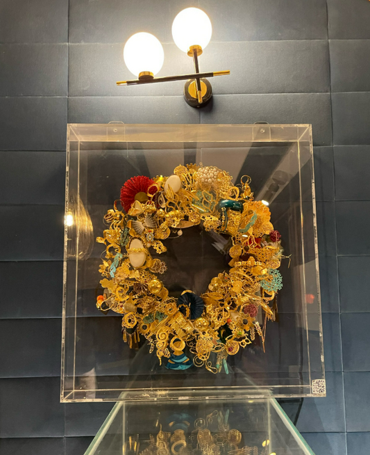 Shiny golden wreath