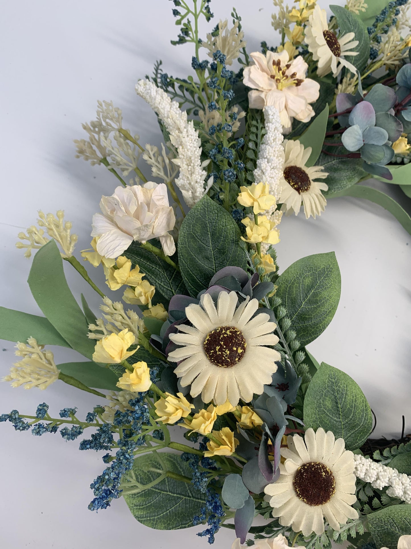 Wholesale 18" Artificial Cream Daisy & Eucalyptus Wreath