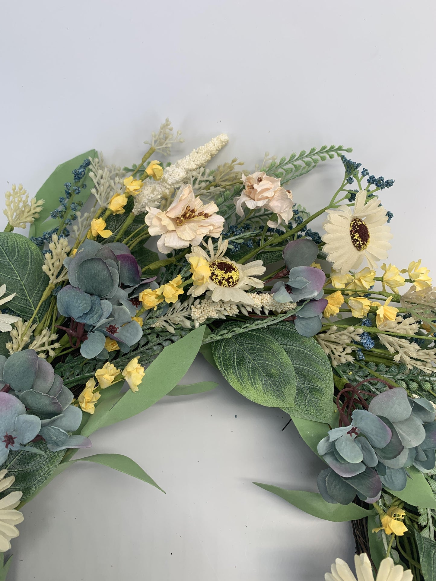 Wholesale 18" Artificial Cream Daisy & Eucalyptus Wreath